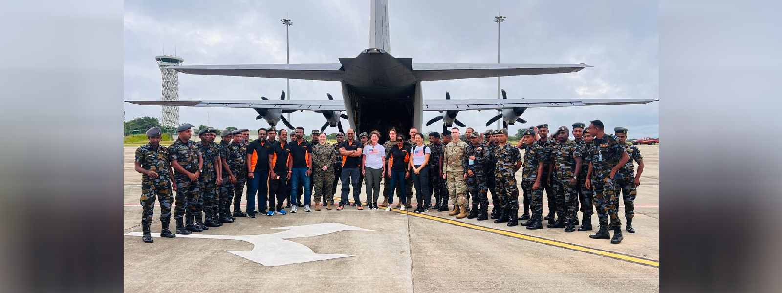 C-130 යානයකින් ආධාර රැගෙන ගිය සහන යාත්‍රා
